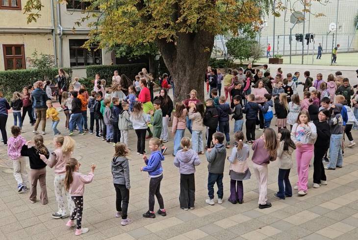 Népi Játék Napja az iskola udvarán Népi Játék Napja az iskola udvarán